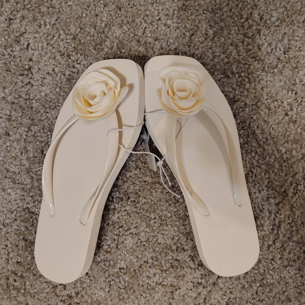 Women's Cream Floral Flip Flops - Stylish Summer Sandals